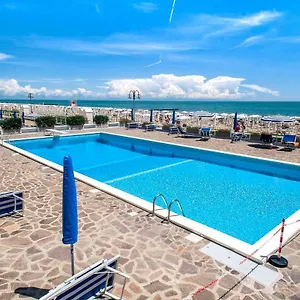https://sea-view-apartment-with-swimming-pool.hotelslidodijesolo.com